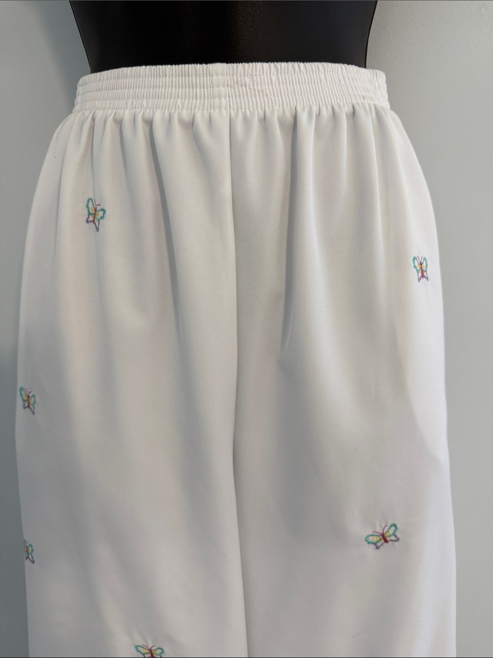 Alfred Dunner White Crop Pants with  Colorful Butterfly Embroidery SZ14 - Picture 3 of 14